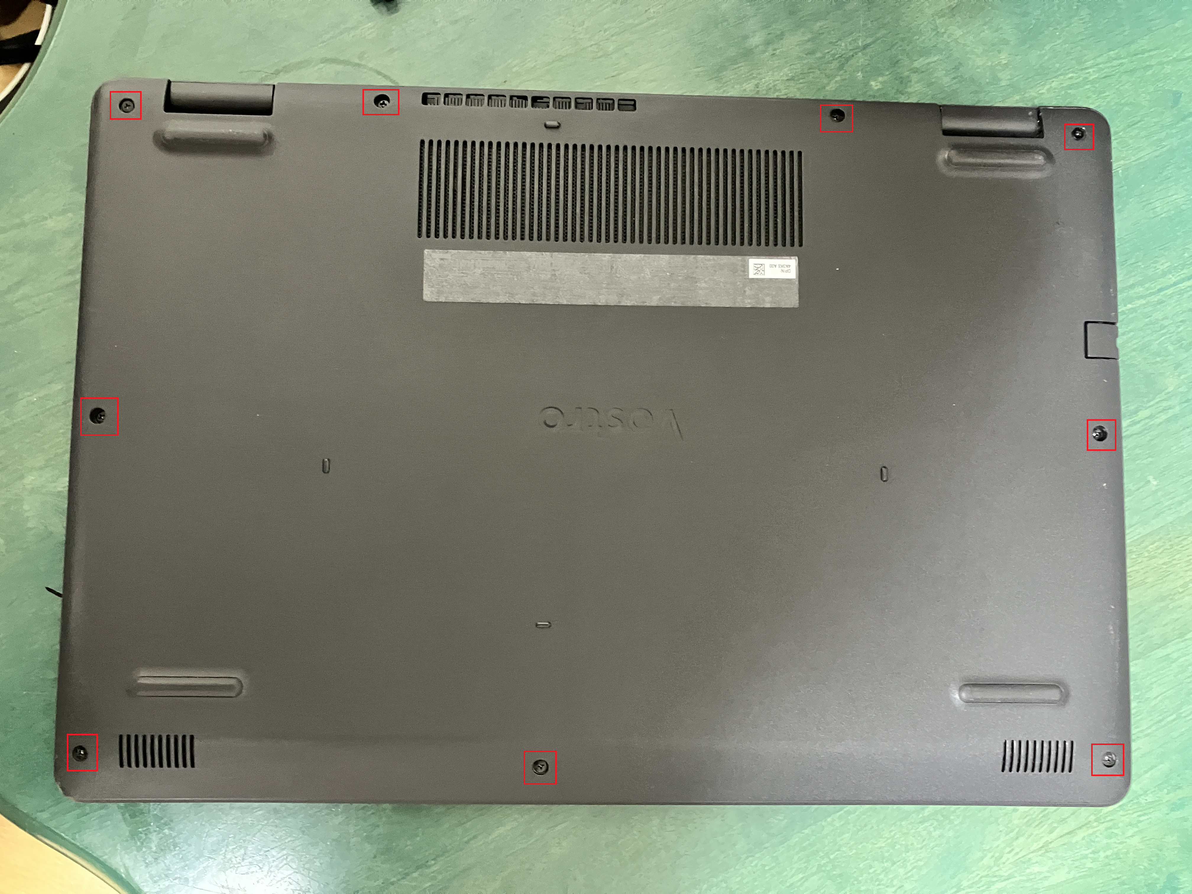 ノートPC裏側のネジ部分